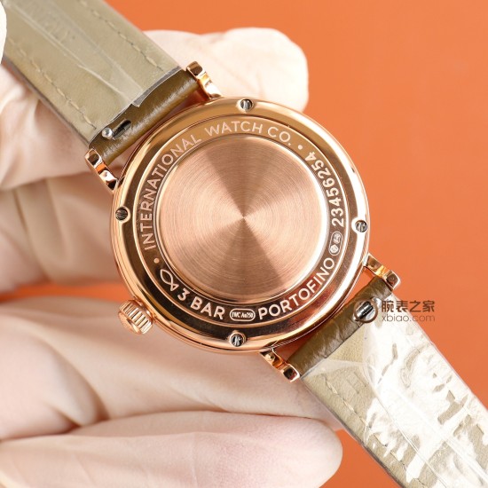 【超限定入荷】業界激震の超レアアイテム登場 IWCポートフィーノ34mm レディース自動巻きモデル 2022年アカデミー賞授賞式で多数の女性セレブが着用した 超話題のIWCポートフィーノが遂に上陸!1984年のデビュー以来、ポートフィーノシリーズは地中海のリゾート気分と永遠のエレガンスを融合させてきました。本モデルは34mmケースに進化し、より女性的で洗練されたデザインに。華奢な手首に最高のフィット感を実現!この機会を逃すな!一生ものの逸品です‼クラシックなステンレスケース 12時位置にVVSクラス南アフ 【超限定入荷】業界激震の超レアアイテム登場 IWCポートフィーノ34mm レディース自動巻きモデル 2022年アカデミー賞授賞式で多数の女性セレブが着用した 超話題のIWCポートフィーノが遂に上陸!1984年のデビュー以来、ポートフィーノシリーズは地中海のリゾート気分と永遠のエレガンスを融合させてきました。本モデルは34mmケースに進化し、より女性的で洗練されたデザインに。華奢な手首に最高のフィット感を実現!この機会を逃すな!一生ものの逸品です‼クラシックなステンレスケース 12時位置にVVSクラス南アフ