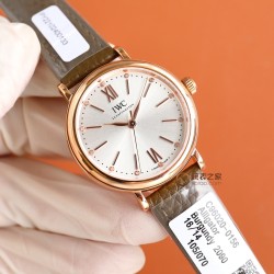 【超限定入荷】業界激震の超レアアイテム登場 IWCポートフィーノ34mm レディース自動巻きモデル 2022年アカデミー賞授賞式で多数の女性セレブが着用した 超話題のIWCポートフィーノが遂に上陸！1984年のデビュー以来、ポートフィーノシリーズは地中海のリゾート気分と永遠のエレガンスを融合させてきました。本モデルは34mmケースに進化し、より女性的で洗練されたデザインに。華奢な手首に最高のフィット感を実現！この機会を逃すな！一生ものの逸品です‼クラシックなステンレスケース 12時位置にVVSクラス南アフ