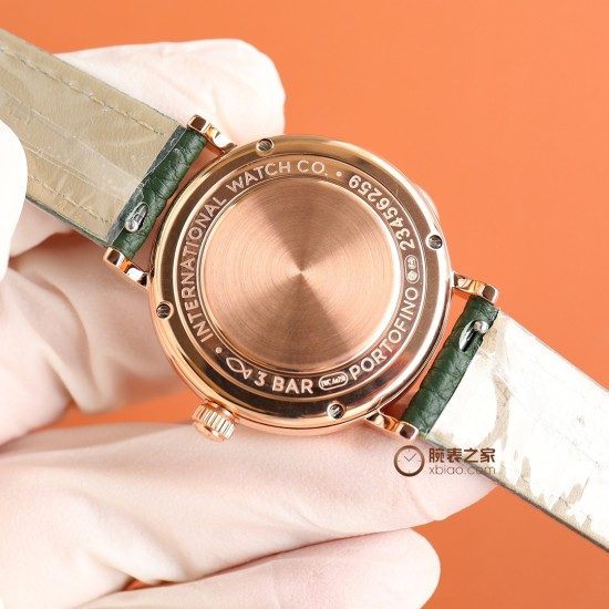 【超限定入荷】業界激震の超レアアイテム登場 IWCポートフィーノ34mm レディース自動巻きモデル 2022年アカデミー賞授賞式で多数の女性セレブが着用した 超話題のIWCポートフィーノが遂に上陸!1984年のデビュー以来、ポートフィーノシリーズは地中海のリゾート気分と永遠のエレガンスを融合させてきました。本モデルは34mmケースに進化し、より女性的で洗練されたデザインに。華奢な手首に最高のフィット感を実現!この機会を逃すな!一生ものの逸品です‼クラシックなステンレスケース 12時位置にVVSクラス南アフ 【超限定入荷】業界激震の超レアアイテム登場 IWCポートフィーノ34mm レディース自動巻きモデル 2022年アカデミー賞授賞式で多数の女性セレブが着用した 超話題のIWCポートフィーノが遂に上陸!1984年のデビュー以来、ポートフィーノシリーズは地中海のリゾート気分と永遠のエレガンスを融合させてきました。本モデルは34mmケースに進化し、より女性的で洗練されたデザインに。華奢な手首に最高のフィット感を実現!この機会を逃すな!一生ものの逸品です‼クラシックなステンレスケース 12時位置にVVSクラス南アフ