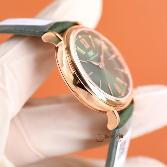 【超限定入荷】業界激震の超レアアイテム登場 IWCポートフィーノ34mm レディース自動巻きモデル 2022年アカデミー賞授賞式で多数の女性セレブが着用した 超話題のIWCポートフィーノが遂に上陸!1984年のデビュー以来、ポートフィーノシリーズは地中海のリゾート気分と永遠のエレガンスを融合させてきました。本モデルは34mmケースに進化し、より女性的で洗練されたデザインに。華奢な手首に最高のフィット感を実現!この機会を逃すな!一生ものの逸品です‼クラシックなステンレスケース 12時位置にVVSクラス南アフ 【超限定入荷】業界激震の超レアアイテム登場 IWCポートフィーノ34mm レディース自動巻きモデル 2022年アカデミー賞授賞式で多数の女性セレブが着用した 超話題のIWCポートフィーノが遂に上陸!1984年のデビュー以来、ポートフィーノシリーズは地中海のリゾート気分と永遠のエレガンスを融合させてきました。本モデルは34mmケースに進化し、より女性的で洗練されたデザインに。華奢な手首に最高のフィット感を実現!この機会を逃すな!一生ものの逸品です‼クラシックなステンレスケース 12時位置にVVSクラス南アフ