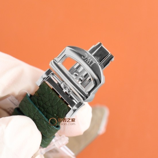 【超限定入荷】業界激震の超レアアイテム登場 IWCポートフィーノ34mm レディース自動巻きモデル 2022年アカデミー賞授賞式で多数の女性セレブが着用した 超話題のIWCポートフィーノが遂に上陸!1984年のデビュー以来、ポートフィーノシリーズは地中海のリゾート気分と永遠のエレガンスを融合させてきました。本モデルは34mmケースに進化し、より女性的で洗練されたデザインに。華奢な手首に最高のフィット感を実現!この機会を逃すな!一生ものの逸品です‼クラシックなステンレスケース 12時位置にVVSクラス南アフ 【超限定入荷】業界激震の超レアアイテム登場 IWCポートフィーノ34mm レディース自動巻きモデル 2022年アカデミー賞授賞式で多数の女性セレブが着用した 超話題のIWCポートフィーノが遂に上陸!1984年のデビュー以来、ポートフィーノシリーズは地中海のリゾート気分と永遠のエレガンスを融合させてきました。本モデルは34mmケースに進化し、より女性的で洗練されたデザインに。華奢な手首に最高のフィット感を実現!この機会を逃すな!一生ものの逸品です‼クラシックなステンレスケース 12時位置にVVSクラス南アフ