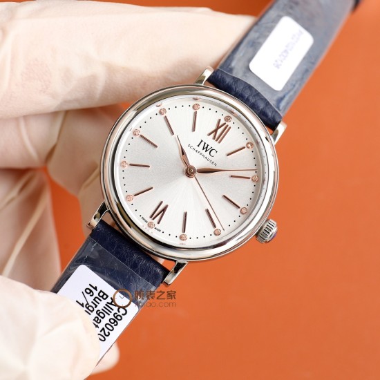 【超限定入荷】業界激震の超レアアイテム登場 IWCポートフィーノ34mm レディース自動巻きモデル 2022年アカデミー賞授賞式で多数の女性セレブが着用した 超話題のIWCポートフィーノが遂に上陸!1984年のデビュー以来、ポートフィーノシリーズは地中海のリゾート気分と永遠のエレガンスを融合させてきました。本モデルは34mmケースに進化し、より女性的で洗練されたデザインに。華奢な手首に最高のフィット感を実現!この機会を逃すな!一生ものの逸品です‼クラシックなステンレスケース 12時位置にVVSクラス南アフ 【超限定入荷】業界激震の超レアアイテム登場 IWCポートフィーノ34mm レディース自動巻きモデル 2022年アカデミー賞授賞式で多数の女性セレブが着用した 超話題のIWCポートフィーノが遂に上陸!1984年のデビュー以来、ポートフィーノシリーズは地中海のリゾート気分と永遠のエレガンスを融合させてきました。本モデルは34mmケースに進化し、より女性的で洗練されたデザインに。華奢な手首に最高のフィット感を実現!この機会を逃すな!一生ものの逸品です‼クラシックなステンレスケース 12時位置にVVSクラス南アフ