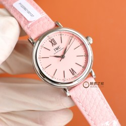 【超限定入荷】業界激震の超レアアイテム登場 IWCポートフィーノ34mm レディース自動巻きモデル 2022年アカデミー賞授賞式で多数の女性セレブが着用した 超話題のIWCポートフィーノが遂に上陸！1984年のデビュー以来、ポートフィーノシリーズは地中海のリゾート気分と永遠のエレガンスを融合させてきました。本モデルは34mmケースに進化し、より女性的で洗練されたデザインに。華奢な手首に最高のフィット感を実現！この機会を逃すな！一生ものの逸品です‼クラシックなステンレスケース 12時位置にVVSクラス南アフ