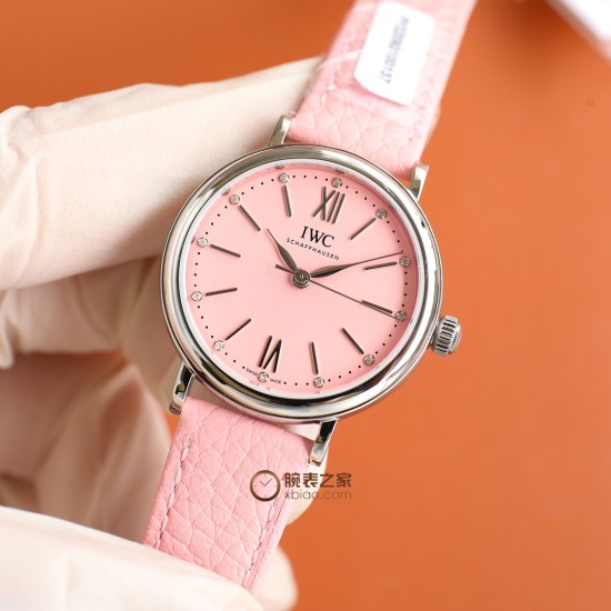 【超限定入荷】業界激震の超レアアイテム登場 IWCポートフィーノ34mm レディース自動巻きモデル 2022年アカデミー賞授賞式で多数の女性セレブが着用した 超話題のIWCポートフィーノが遂に上陸!1984年のデビュー以来、ポートフィーノシリーズは地中海のリゾート気分と永遠のエレガンスを融合させてきました。本モデルは34mmケースに進化し、より女性的で洗練されたデザインに。華奢な手首に最高のフィット感を実現!この機会を逃すな!一生ものの逸品です‼クラシックなステンレスケース 12時位置にVVSクラス南アフ 【超限定入荷】業界激震の超レアアイテム登場 IWCポートフィーノ34mm レディース自動巻きモデル 2022年アカデミー賞授賞式で多数の女性セレブが着用した 超話題のIWCポートフィーノが遂に上陸!1984年のデビュー以来、ポートフィーノシリーズは地中海のリゾート気分と永遠のエレガンスを融合させてきました。本モデルは34mmケースに進化し、より女性的で洗練されたデザインに。華奢な手首に最高のフィット感を実現!この機会を逃すな!一生ものの逸品です‼クラシックなステンレスケース 12時位置にVVSクラス南アフ