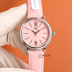 【超限定入荷】業界激震の超レアアイテム登場 IWCポートフィーノ34mm レディース自動巻きモデル 2022年アカデミー賞授賞式で多数の女性セレブが着用した 超話題のIWCポートフィーノが遂に上陸！1984年のデビュー以来、ポートフィーノシリーズは地中海のリゾート気分と永遠のエレガンスを融合させてきました。本モデルは34mmケースに進化し、より女性的で洗練されたデザインに。華奢な手首に最高のフィット感を実現！この機会を逃すな！一生ものの逸品です‼クラシックなステンレスケース 12時位置にVVSクラス南アフ