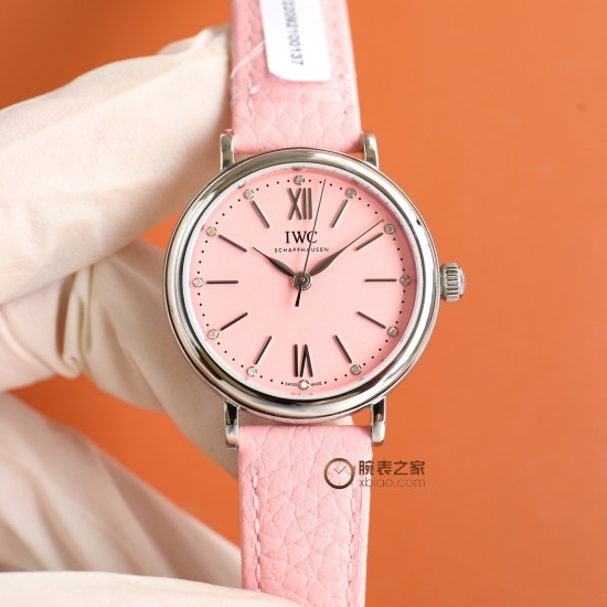 【超限定入荷】業界激震の超レアアイテム登場 IWCポートフィーノ34mm レディース自動巻きモデル 2022年アカデミー賞授賞式で多数の女性セレブが着用した 超話題のIWCポートフィーノが遂に上陸!1984年のデビュー以来、ポートフィーノシリーズは地中海のリゾート気分と永遠のエレガンスを融合させてきました。本モデルは34mmケースに進化し、より女性的で洗練されたデザインに。華奢な手首に最高のフィット感を実現!この機会を逃すな!一生ものの逸品です‼クラシックなステンレスケース 12時位置にVVSクラス南アフ 【超限定入荷】業界激震の超レアアイテム登場 IWCポートフィーノ34mm レディース自動巻きモデル 2022年アカデミー賞授賞式で多数の女性セレブが着用した 超話題のIWCポートフィーノが遂に上陸!1984年のデビュー以来、ポートフィーノシリーズは地中海のリゾート気分と永遠のエレガンスを融合させてきました。本モデルは34mmケースに進化し、より女性的で洗練されたデザインに。華奢な手首に最高のフィット感を実現!この機会を逃すな!一生ものの逸品です‼クラシックなステンレスケース 12時位置にVVSクラス南アフ
