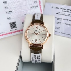 超特別入荷！IWCポートフィーノ34mm レディースモデル 正規流通ルートからの特別仕入れ！未開封新品！ディーラー印のみ欠品の正規品同様商品！2022年アカデミー賞女優たちに大人気の時計がついに登場。世界的に有名なIWCポートフィーノ34mm自動巻きモデルです。1984年の誕生以来、ポートフィーノシリーズは地中海のリラックスしたライフスタイルと永遠のエレガンスを融合させてきました。本モデルはケースサイズを34mmにコンパクト化し、より女性的で上品なデザインに。華奢な手首に最適な着け心地です。クラシックなス