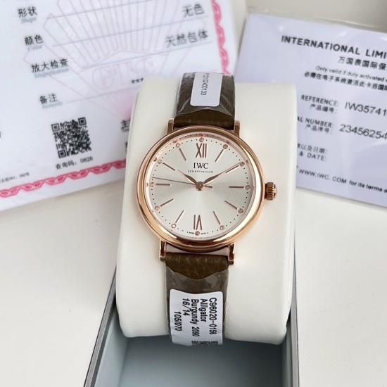 超特別入荷!IWCポートフィーノ34mm レディースモデル 正規流通ルートからの特別仕入れ!未開封新品!ディーラー印のみ欠品の正規品同様商品!2022年アカデミー賞女優たちに大人気の時計がついに登場。世界的に有名なIWCポートフィーノ34mm自動巻きモデルです。1984年の誕生以来、ポートフィーノシリーズは地中海のリラックスしたライフスタイルと永遠のエレガンスを融合させてきました。本モデルはケースサイズを34mmにコンパクト化し、より女性的で上品なデザインに。華奢な手首に最適な着け心地です。クラシックなス 超特別入荷!IWCポートフィーノ34mm レディースモデル 正規流通ルートからの特別仕入れ!未開封新品!ディーラー印のみ欠品の正規品同様商品!2022年アカデミー賞女優たちに大人気の時計がついに登場。世界的に有名なIWCポートフィーノ34mm自動巻きモデルです。1984年の誕生以来、ポートフィーノシリーズは地中海のリラックスしたライフスタイルと永遠のエレガンスを融合させてきました。本モデルはケースサイズを34mmにコンパクト化し、より女性的で上品なデザインに。華奢な手首に最適な着け心地です。クラシックなス