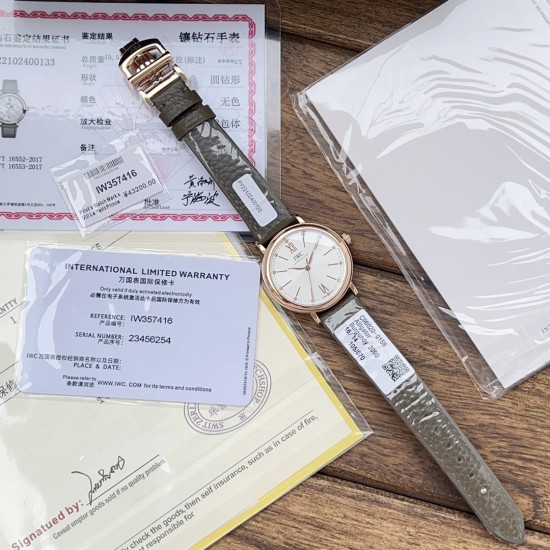 超特別入荷!IWCポートフィーノ34mm レディースモデル 正規流通ルートからの特別仕入れ!未開封新品!ディーラー印のみ欠品の正規品同様商品!2022年アカデミー賞女優たちに大人気の時計がついに登場。世界的に有名なIWCポートフィーノ34mm自動巻きモデルです。1984年の誕生以来、ポートフィーノシリーズは地中海のリラックスしたライフスタイルと永遠のエレガンスを融合させてきました。本モデルはケースサイズを34mmにコンパクト化し、より女性的で上品なデザインに。華奢な手首に最適な着け心地です。クラシックなス 超特別入荷!IWCポートフィーノ34mm レディースモデル 正規流通ルートからの特別仕入れ!未開封新品!ディーラー印のみ欠品の正規品同様商品!2022年アカデミー賞女優たちに大人気の時計がついに登場。世界的に有名なIWCポートフィーノ34mm自動巻きモデルです。1984年の誕生以来、ポートフィーノシリーズは地中海のリラックスしたライフスタイルと永遠のエレガンスを融合させてきました。本モデルはケースサイズを34mmにコンパクト化し、より女性的で上品なデザインに。華奢な手首に最適な着け心地です。クラシックなス
