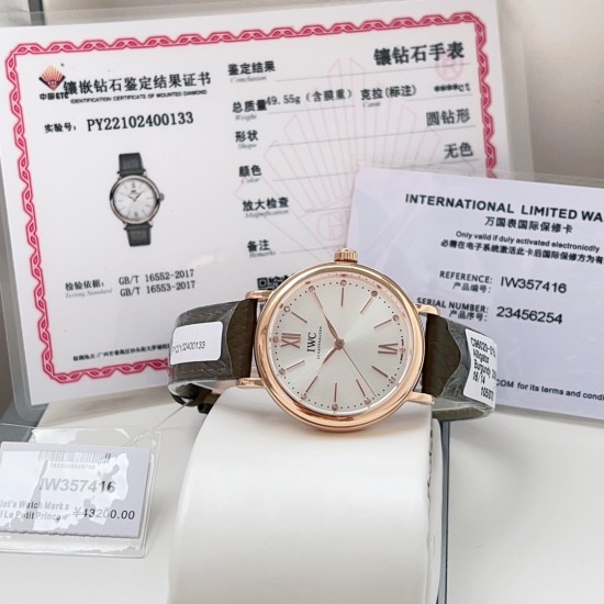 超特別入荷!IWCポートフィーノ34mm レディースモデル 正規流通ルートからの特別仕入れ!未開封新品!ディーラー印のみ欠品の正規品同様商品!2022年アカデミー賞女優たちに大人気の時計がついに登場。世界的に有名なIWCポートフィーノ34mm自動巻きモデルです。1984年の誕生以来、ポートフィーノシリーズは地中海のリラックスしたライフスタイルと永遠のエレガンスを融合させてきました。本モデルはケースサイズを34mmにコンパクト化し、より女性的で上品なデザインに。華奢な手首に最適な着け心地です。クラシックなス 超特別入荷!IWCポートフィーノ34mm レディースモデル 正規流通ルートからの特別仕入れ!未開封新品!ディーラー印のみ欠品の正規品同様商品!2022年アカデミー賞女優たちに大人気の時計がついに登場。世界的に有名なIWCポートフィーノ34mm自動巻きモデルです。1984年の誕生以来、ポートフィーノシリーズは地中海のリラックスしたライフスタイルと永遠のエレガンスを融合させてきました。本モデルはケースサイズを34mmにコンパクト化し、より女性的で上品なデザインに。華奢な手首に最適な着け心地です。クラシックなス