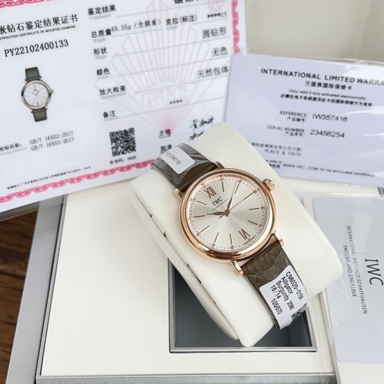 超特別入荷!IWCポートフィーノ34mm レディースモデル 正規流通ルートからの特別仕入れ!未開封新品!ディーラー印のみ欠品の正規品同様商品!2022年アカデミー賞女優たちに大人気の時計がついに登場。世界的に有名なIWCポートフィーノ34mm自動巻きモデルです。1984年の誕生以来、ポートフィーノシリーズは地中海のリラックスしたライフスタイルと永遠のエレガンスを融合させてきました。本モデルはケースサイズを34mmにコンパクト化し、より女性的で上品なデザインに。華奢な手首に最適な着け心地です。クラシックなス 超特別入荷!IWCポートフィーノ34mm レディースモデル 正規流通ルートからの特別仕入れ!未開封新品!ディーラー印のみ欠品の正規品同様商品!2022年アカデミー賞女優たちに大人気の時計がついに登場。世界的に有名なIWCポートフィーノ34mm自動巻きモデルです。1984年の誕生以来、ポートフィーノシリーズは地中海のリラックスしたライフスタイルと永遠のエレガンスを融合させてきました。本モデルはケースサイズを34mmにコンパクト化し、より女性的で上品なデザインに。華奢な手首に最適な着け心地です。クラシックなス