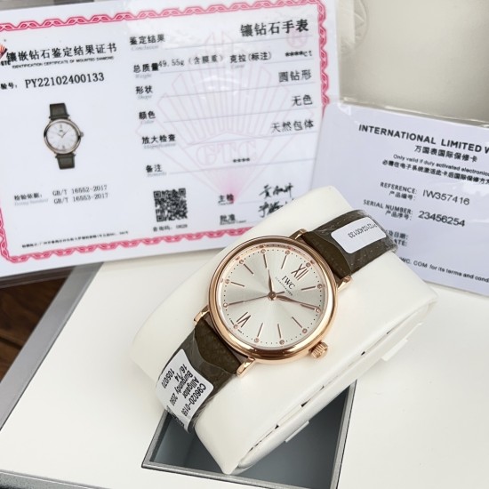 超特別入荷!IWCポートフィーノ34mm レディースモデル 正規流通ルートからの特別仕入れ!未開封新品!ディーラー印のみ欠品の正規品同様商品!2022年アカデミー賞女優たちに大人気の時計がついに登場。世界的に有名なIWCポートフィーノ34mm自動巻きモデルです。1984年の誕生以来、ポートフィーノシリーズは地中海のリラックスしたライフスタイルと永遠のエレガンスを融合させてきました。本モデルはケースサイズを34mmにコンパクト化し、より女性的で上品なデザインに。華奢な手首に最適な着け心地です。クラシックなス 超特別入荷!IWCポートフィーノ34mm レディースモデル 正規流通ルートからの特別仕入れ!未開封新品!ディーラー印のみ欠品の正規品同様商品!2022年アカデミー賞女優たちに大人気の時計がついに登場。世界的に有名なIWCポートフィーノ34mm自動巻きモデルです。1984年の誕生以来、ポートフィーノシリーズは地中海のリラックスしたライフスタイルと永遠のエレガンスを融合させてきました。本モデルはケースサイズを34mmにコンパクト化し、より女性的で上品なデザインに。華奢な手首に最適な着け心地です。クラシックなス