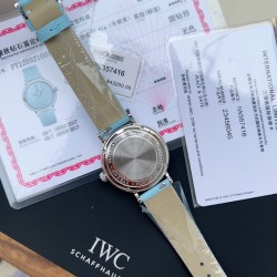 超特別入荷！IWCポートフィーノ34mm レディースモデル 正規流通ルートからの特別仕入れ！未開封新品！ディーラー印のみ欠品の正規品同様商品！2022年アカデミー賞女優たちに大人気の時計がついに登場。世界的に有名なIWCポートフィーノ34mm自動巻きモデルです。1984年の誕生以来、ポートフィーノシリーズは地中海のリラックスしたライフスタイルと永遠のエレガンスを融合させてきました。本モデルはケースサイズを34mmにコンパクト化し、より女性的で上品なデザインに。華奢な手首に最適な着け心地です。クラシックなス