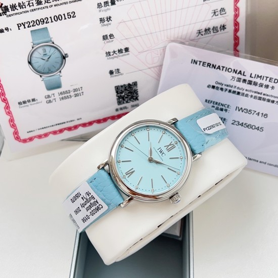 超特別入荷!IWCポートフィーノ34mm レディースモデル 正規流通ルートからの特別仕入れ!未開封新品!ディーラー印のみ欠品の正規品同様商品!2022年アカデミー賞女優たちに大人気の時計がついに登場。世界的に有名なIWCポートフィーノ34mm自動巻きモデルです。1984年の誕生以来、ポートフィーノシリーズは地中海のリラックスしたライフスタイルと永遠のエレガンスを融合させてきました。本モデルはケースサイズを34mmにコンパクト化し、より女性的で上品なデザインに。華奢な手首に最適な着け心地です。クラシックなス 超特別入荷!IWCポートフィーノ34mm レディースモデル 正規流通ルートからの特別仕入れ!未開封新品!ディーラー印のみ欠品の正規品同様商品!2022年アカデミー賞女優たちに大人気の時計がついに登場。世界的に有名なIWCポートフィーノ34mm自動巻きモデルです。1984年の誕生以来、ポートフィーノシリーズは地中海のリラックスしたライフスタイルと永遠のエレガンスを融合させてきました。本モデルはケースサイズを34mmにコンパクト化し、より女性的で上品なデザインに。華奢な手首に最適な着け心地です。クラシックなス