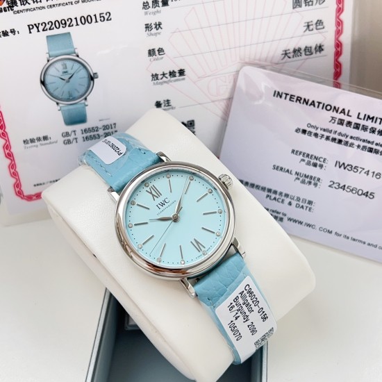超特別入荷!IWCポートフィーノ34mm レディースモデル 正規流通ルートからの特別仕入れ!未開封新品!ディーラー印のみ欠品の正規品同様商品!2022年アカデミー賞女優たちに大人気の時計がついに登場。世界的に有名なIWCポートフィーノ34mm自動巻きモデルです。1984年の誕生以来、ポートフィーノシリーズは地中海のリラックスしたライフスタイルと永遠のエレガンスを融合させてきました。本モデルはケースサイズを34mmにコンパクト化し、より女性的で上品なデザインに。華奢な手首に最適な着け心地です。クラシックなス 超特別入荷!IWCポートフィーノ34mm レディースモデル 正規流通ルートからの特別仕入れ!未開封新品!ディーラー印のみ欠品の正規品同様商品!2022年アカデミー賞女優たちに大人気の時計がついに登場。世界的に有名なIWCポートフィーノ34mm自動巻きモデルです。1984年の誕生以来、ポートフィーノシリーズは地中海のリラックスしたライフスタイルと永遠のエレガンスを融合させてきました。本モデルはケースサイズを34mmにコンパクト化し、より女性的で上品なデザインに。華奢な手首に最適な着け心地です。クラシックなス