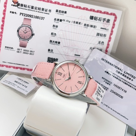 超特別入荷!IWCポートフィーノ34mm レディースモデル 正規流通ルートからの特別仕入れ!未開封新品!ディーラー印のみ欠品の正規品同様商品!2022年アカデミー賞女優たちに大人気の時計がついに登場。世界的に有名なIWCポートフィーノ34mm自動巻きモデルです。1984年の誕生以来、ポートフィーノシリーズは地中海のリラックスしたライフスタイルと永遠のエレガンスを融合させてきました。本モデルはケースサイズを34mmにコンパクト化し、より女性的で上品なデザインに。華奢な手首に最適な着け心地です。クラシックなス 超特別入荷!IWCポートフィーノ34mm レディースモデル 正規流通ルートからの特別仕入れ!未開封新品!ディーラー印のみ欠品の正規品同様商品!2022年アカデミー賞女優たちに大人気の時計がついに登場。世界的に有名なIWCポートフィーノ34mm自動巻きモデルです。1984年の誕生以来、ポートフィーノシリーズは地中海のリラックスしたライフスタイルと永遠のエレガンスを融合させてきました。本モデルはケースサイズを34mmにコンパクト化し、より女性的で上品なデザインに。華奢な手首に最適な着け心地です。クラシックなス