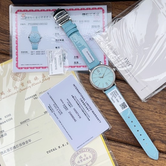 超特別入荷!IWCポートフィーノ34mm レディースモデル 正規流通ルートからの特別仕入れ!未開封新品!ディーラー印のみ欠品の正規品同様商品!2022年アカデミー賞女優たちに大人気の時計がついに登場。世界的に有名なIWCポートフィーノ34mm自動巻きモデルです。1984年の誕生以来、ポートフィーノシリーズは地中海のリラックスしたライフスタイルと永遠のエレガンスを融合させてきました。本モデルはケースサイズを34mmにコンパクト化し、より女性的で上品なデザインに。華奢な手首に最適な着け心地です。クラシックなス 超特別入荷!IWCポートフィーノ34mm レディースモデル 正規流通ルートからの特別仕入れ!未開封新品!ディーラー印のみ欠品の正規品同様商品!2022年アカデミー賞女優たちに大人気の時計がついに登場。世界的に有名なIWCポートフィーノ34mm自動巻きモデルです。1984年の誕生以来、ポートフィーノシリーズは地中海のリラックスしたライフスタイルと永遠のエレガンスを融合させてきました。本モデルはケースサイズを34mmにコンパクト化し、より女性的で上品なデザインに。華奢な手首に最適な着け心地です。クラシックなス