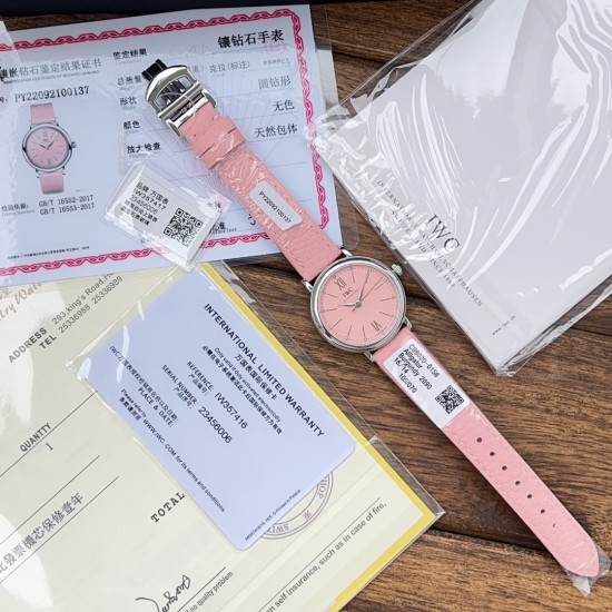 超特別入荷!IWCポートフィーノ34mm レディースモデル 正規流通ルートからの特別仕入れ!未開封新品!ディーラー印のみ欠品の正規品同様商品!2022年アカデミー賞女優たちに大人気の時計がついに登場。世界的に有名なIWCポートフィーノ34mm自動巻きモデルです。1984年の誕生以来、ポートフィーノシリーズは地中海のリラックスしたライフスタイルと永遠のエレガンスを融合させてきました。本モデルはケースサイズを34mmにコンパクト化し、より女性的で上品なデザインに。華奢な手首に最適な着け心地です。クラシックなス 超特別入荷!IWCポートフィーノ34mm レディースモデル 正規流通ルートからの特別仕入れ!未開封新品!ディーラー印のみ欠品の正規品同様商品!2022年アカデミー賞女優たちに大人気の時計がついに登場。世界的に有名なIWCポートフィーノ34mm自動巻きモデルです。1984年の誕生以来、ポートフィーノシリーズは地中海のリラックスしたライフスタイルと永遠のエレガンスを融合させてきました。本モデルはケースサイズを34mmにコンパクト化し、より女性的で上品なデザインに。華奢な手首に最適な着け心地です。クラシックなス