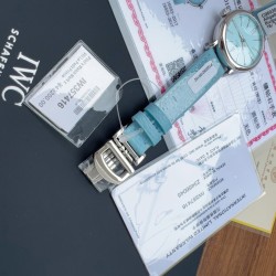 超特別入荷！IWCポートフィーノ34mm レディースモデル 正規流通ルートからの特別仕入れ！未開封新品！ディーラー印のみ欠品の正規品同様商品！2022年アカデミー賞女優たちに大人気の時計がついに登場。世界的に有名なIWCポートフィーノ34mm自動巻きモデルです。1984年の誕生以来、ポートフィーノシリーズは地中海のリラックスしたライフスタイルと永遠のエレガンスを融合させてきました。本モデルはケースサイズを34mmにコンパクト化し、より女性的で上品なデザインに。華奢な手首に最適な着け心地です。クラシックなス