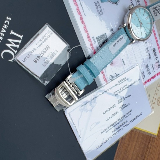 超特別入荷!IWCポートフィーノ34mm レディースモデル 正規流通ルートからの特別仕入れ!未開封新品!ディーラー印のみ欠品の正規品同様商品!2022年アカデミー賞女優たちに大人気の時計がついに登場。世界的に有名なIWCポートフィーノ34mm自動巻きモデルです。1984年の誕生以来、ポートフィーノシリーズは地中海のリラックスしたライフスタイルと永遠のエレガンスを融合させてきました。本モデルはケースサイズを34mmにコンパクト化し、より女性的で上品なデザインに。華奢な手首に最適な着け心地です。クラシックなス 超特別入荷!IWCポートフィーノ34mm レディースモデル 正規流通ルートからの特別仕入れ!未開封新品!ディーラー印のみ欠品の正規品同様商品!2022年アカデミー賞女優たちに大人気の時計がついに登場。世界的に有名なIWCポートフィーノ34mm自動巻きモデルです。1984年の誕生以来、ポートフィーノシリーズは地中海のリラックスしたライフスタイルと永遠のエレガンスを融合させてきました。本モデルはケースサイズを34mmにコンパクト化し、より女性的で上品なデザインに。華奢な手首に最適な着け心地です。クラシックなス