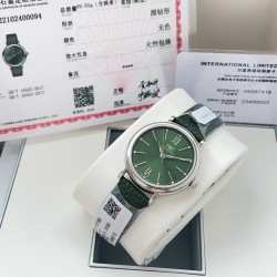 超特別入荷！IWCポートフィーノ34mm レディースモデル 正規流通ルートからの特別仕入れ！未開封新品！ディーラー印のみ欠品の正規品同様商品！2022年アカデミー賞女優たちに大人気の時計がついに登場。世界的に有名なIWCポートフィーノ34mm自動巻きモデルです。1984年の誕生以来、ポートフィーノシリーズは地中海のリラックスしたライフスタイルと永遠のエレガンスを融合させてきました。本モデルはケースサイズを34mmにコンパクト化し、より女性的で上品なデザインに。華奢な手首に最適な着け心地です。クラシックなス