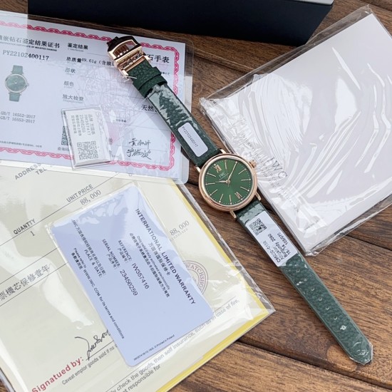 超特別入荷!IWCポートフィーノ34mm レディースモデル 正規流通ルートからの特別仕入れ!未開封新品!ディーラー印のみ欠品の正規品同様商品!2022年アカデミー賞女優たちに大人気の時計がついに登場。世界的に有名なIWCポートフィーノ34mm自動巻きモデルです。1984年の誕生以来、ポートフィーノシリーズは地中海のリラックスしたライフスタイルと永遠のエレガンスを融合させてきました。本モデルはケースサイズを34mmにコンパクト化し、より女性的で上品なデザインに。華奢な手首に最適な着け心地です。クラシックなス 超特別入荷!IWCポートフィーノ34mm レディースモデル 正規流通ルートからの特別仕入れ!未開封新品!ディーラー印のみ欠品の正規品同様商品!2022年アカデミー賞女優たちに大人気の時計がついに登場。世界的に有名なIWCポートフィーノ34mm自動巻きモデルです。1984年の誕生以来、ポートフィーノシリーズは地中海のリラックスしたライフスタイルと永遠のエレガンスを融合させてきました。本モデルはケースサイズを34mmにコンパクト化し、より女性的で上品なデザインに。華奢な手首に最適な着け心地です。クラシックなス