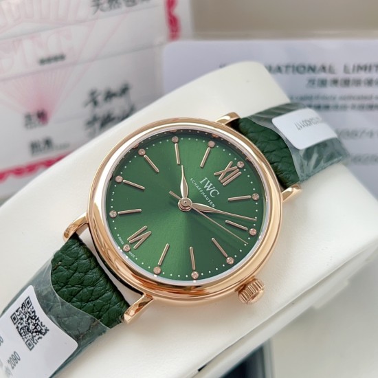 超特別入荷!IWCポートフィーノ34mm レディースモデル 正規流通ルートからの特別仕入れ!未開封新品!ディーラー印のみ欠品の正規品同様商品!2022年アカデミー賞女優たちに大人気の時計がついに登場。世界的に有名なIWCポートフィーノ34mm自動巻きモデルです。1984年の誕生以来、ポートフィーノシリーズは地中海のリラックスしたライフスタイルと永遠のエレガンスを融合させてきました。本モデルはケースサイズを34mmにコンパクト化し、より女性的で上品なデザインに。華奢な手首に最適な着け心地です。クラシックなス 超特別入荷!IWCポートフィーノ34mm レディースモデル 正規流通ルートからの特別仕入れ!未開封新品!ディーラー印のみ欠品の正規品同様商品!2022年アカデミー賞女優たちに大人気の時計がついに登場。世界的に有名なIWCポートフィーノ34mm自動巻きモデルです。1984年の誕生以来、ポートフィーノシリーズは地中海のリラックスしたライフスタイルと永遠のエレガンスを融合させてきました。本モデルはケースサイズを34mmにコンパクト化し、より女性的で上品なデザインに。華奢な手首に最適な着け心地です。クラシックなス