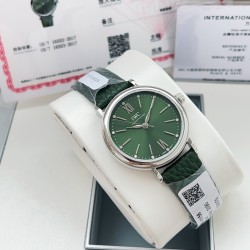 超特別入荷！IWCポートフィーノ34mm レディースモデル 正規流通ルートからの特別仕入れ！未開封新品！ディーラー印のみ欠品の正規品同様商品！2022年アカデミー賞女優たちに大人気の時計がついに登場。世界的に有名なIWCポートフィーノ34mm自動巻きモデルです。1984年の誕生以来、ポートフィーノシリーズは地中海のリラックスしたライフスタイルと永遠のエレガンスを融合させてきました。本モデルはケースサイズを34mmにコンパクト化し、より女性的で上品なデザインに。華奢な手首に最適な着け心地です。クラシックなス