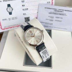 超特別入荷！IWCポートフィーノ34mm レディースモデル 正規流通ルートからの特別仕入れ！未開封新品！ディーラー印のみ欠品の正規品同様商品！2022年アカデミー賞女優たちに大人気の時計がついに登場。世界的に有名なIWCポートフィーノ34mm自動巻きモデルです。1984年の誕生以来、ポートフィーノシリーズは地中海のリラックスしたライフスタイルと永遠のエレガンスを融合させてきました。本モデルはケースサイズを34mmにコンパクト化し、より女性的で上品なデザインに。華奢な手首に最適な着け心地です。クラシックなス
