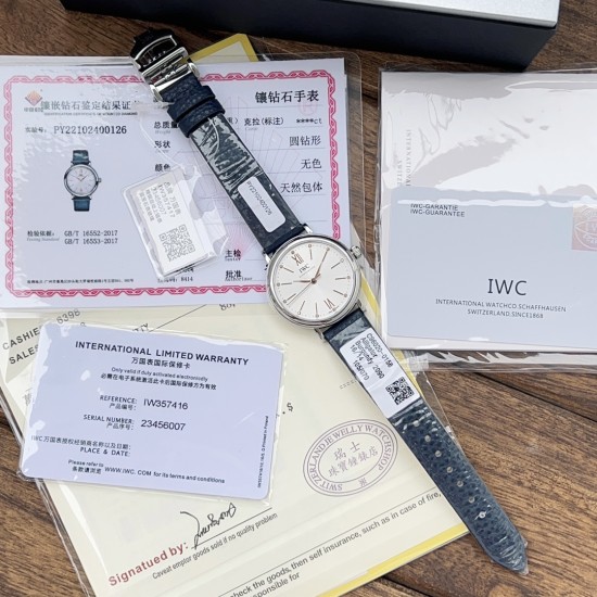 超特別入荷!IWCポートフィーノ34mm レディースモデル 正規流通ルートからの特別仕入れ!未開封新品!ディーラー印のみ欠品の正規品同様商品!2022年アカデミー賞女優たちに大人気の時計がついに登場。世界的に有名なIWCポートフィーノ34mm自動巻きモデルです。1984年の誕生以来、ポートフィーノシリーズは地中海のリラックスしたライフスタイルと永遠のエレガンスを融合させてきました。本モデルはケースサイズを34mmにコンパクト化し、より女性的で上品なデザインに。華奢な手首に最適な着け心地です。クラシックなス 超特別入荷!IWCポートフィーノ34mm レディースモデル 正規流通ルートからの特別仕入れ!未開封新品!ディーラー印のみ欠品の正規品同様商品!2022年アカデミー賞女優たちに大人気の時計がついに登場。世界的に有名なIWCポートフィーノ34mm自動巻きモデルです。1984年の誕生以来、ポートフィーノシリーズは地中海のリラックスしたライフスタイルと永遠のエレガンスを融合させてきました。本モデルはケースサイズを34mmにコンパクト化し、より女性的で上品なデザインに。華奢な手首に最適な着け心地です。クラシックなス