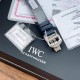 超特別入荷!IWCポートフィーノ34mm レディースモデル 正規流通ルートからの特別仕入れ!未開封新品!ディーラー印のみ欠品の正規品同様商品!2022年アカデミー賞女優たちに大人気の時計がついに登場。世界的に有名なIWCポートフィーノ34mm自動巻きモデルです。1984年の誕生以来、ポートフィーノシリーズは地中海のリラックスしたライフスタイルと永遠のエレガンスを融合させてきました。本モデルはケースサイズを34mmにコンパクト化し、より女性的で上品なデザインに。華奢な手首に最適な着け心地です。クラシックなス 超特別入荷!IWCポートフィーノ34mm レディースモデル 正規流通ルートからの特別仕入れ!未開封新品!ディーラー印のみ欠品の正規品同様商品!2022年アカデミー賞女優たちに大人気の時計がついに登場。世界的に有名なIWCポートフィーノ34mm自動巻きモデルです。1984年の誕生以来、ポートフィーノシリーズは地中海のリラックスしたライフスタイルと永遠のエレガンスを融合させてきました。本モデルはケースサイズを34mmにコンパクト化し、より女性的で上品なデザインに。華奢な手首に最適な着け心地です。クラシックなス