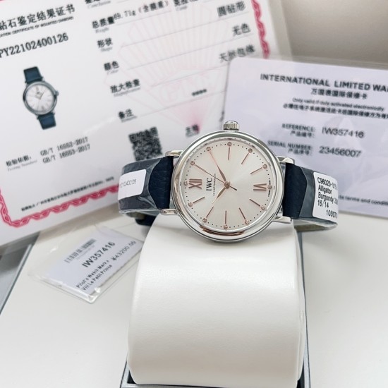 超特別入荷!IWCポートフィーノ34mm レディースモデル 正規流通ルートからの特別仕入れ!未開封新品!ディーラー印のみ欠品の正規品同様商品!2022年アカデミー賞女優たちに大人気の時計がついに登場。世界的に有名なIWCポートフィーノ34mm自動巻きモデルです。1984年の誕生以来、ポートフィーノシリーズは地中海のリラックスしたライフスタイルと永遠のエレガンスを融合させてきました。本モデルはケースサイズを34mmにコンパクト化し、より女性的で上品なデザインに。華奢な手首に最適な着け心地です。クラシックなス 超特別入荷!IWCポートフィーノ34mm レディースモデル 正規流通ルートからの特別仕入れ!未開封新品!ディーラー印のみ欠品の正規品同様商品!2022年アカデミー賞女優たちに大人気の時計がついに登場。世界的に有名なIWCポートフィーノ34mm自動巻きモデルです。1984年の誕生以来、ポートフィーノシリーズは地中海のリラックスしたライフスタイルと永遠のエレガンスを融合させてきました。本モデルはケースサイズを34mmにコンパクト化し、より女性的で上品なデザインに。華奢な手首に最適な着け心地です。クラシックなス