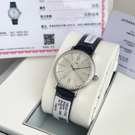超特別入荷!IWCポートフィーノ34mm レディースモデル 正規流通ルートからの特別仕入れ!未開封新品!ディーラー印のみ欠品の正規品同様商品!2022年アカデミー賞女優たちに大人気の時計がついに登場。世界的に有名なIWCポートフィーノ34mm自動巻きモデルです。1984年の誕生以来、ポートフィーノシリーズは地中海のリラックスしたライフスタイルと永遠のエレガンスを融合させてきました。本モデルはケースサイズを34mmにコンパクト化し、より女性的で上品なデザインに。華奢な手首に最適な着け心地です。クラシックなス 超特別入荷!IWCポートフィーノ34mm レディースモデル 正規流通ルートからの特別仕入れ!未開封新品!ディーラー印のみ欠品の正規品同様商品!2022年アカデミー賞女優たちに大人気の時計がついに登場。世界的に有名なIWCポートフィーノ34mm自動巻きモデルです。1984年の誕生以来、ポートフィーノシリーズは地中海のリラックスしたライフスタイルと永遠のエレガンスを融合させてきました。本モデルはケースサイズを34mmにコンパクト化し、より女性的で上品なデザインに。華奢な手首に最適な着け心地です。クラシックなス