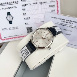超特別入荷！IWCポートフィーノ34mm レディースモデル 正規流通ルートからの特別仕入れ！未開封新品！ディーラー印のみ欠品の正規品同様商品！2022年アカデミー賞女優たちに大人気の時計がついに登場。世界的に有名なIWCポートフィーノ34mm自動巻きモデルです。1984年の誕生以来、ポートフィーノシリーズは地中海のリラックスしたライフスタイルと永遠のエレガンスを融合させてきました。本モデルはケースサイズを34mmにコンパクト化し、より女性的で上品なデザインに。華奢な手首に最適な着け心地です。クラシックなス