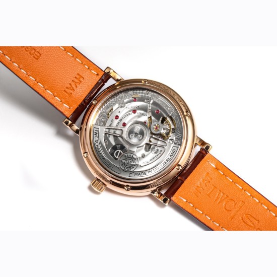 IWC(アイ・ダブリュー・シー)が誇る最高の傑作——「ポートフィーノ パーペチュアルカレンダー ムーンフェイズ」新作*ポートフィーノ IW510103 オープンハートモデル* が登場 *高級316Lステンレススチール*(鏡面研磨仕上げで滑らかな質感)6時位置にスモールセコンド*(ハック機能付き)実用性と美しさを兼ね備えた文字盤* 9時位置にパワーリザーブ表示*3時位置に「PORTOFINO」ロゴと日付窓**(オリジナルと同一のフォントカレンダーは文字盤の最外周に配置され、視認性抜群 *柳葉型の時・分針* IWC(アイ・ダブリュー・シー)が誇る最高の傑作——「ポートフィーノ パーペチュアルカレンダー ムーンフェイズ」新作*ポートフィーノ IW510103 オープンハートモデル* が登場 *高級316Lステンレススチール*(鏡面研磨仕上げで滑らかな質感)6時位置にスモールセコンド*(ハック機能付き)実用性と美しさを兼ね備えた文字盤* 9時位置にパワーリザーブ表示*3時位置に「PORTOFINO」ロゴと日付窓**(オリジナルと同一のフォントカレンダーは文字盤の最外周に配置され、視認性抜群 *柳葉型の時・分針*