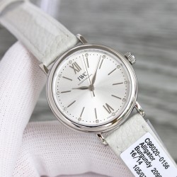 IWC（アイ・ダブリュー・シー） ポートフィーノ 34mm レディース機械式 新作入荷 世界的に有名なIWCポートフィーノのエレガントなデザインが、34mmのコンパクトケースでさらに女性的で上品な雰囲気に。華奢な手首にぴったりで、抜群の着け心地を実現。  スイス製ETA 2892（IWC独自名称：35111）または9015を搭載したフルオートマティック機械式ムーブメント。信頼性と精度に優れた機構です。アンチグレアサファイアクリスタルガラス**（反射防止コーティング） アメリカンクロコダイル革ストラップ**