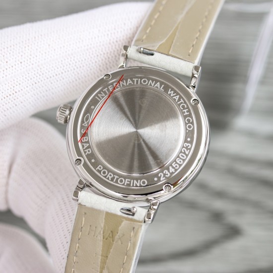 IWC(アイ・ダブリュー・シー) ポートフィーノ 34mm レディース機械式 新作入荷 世界的に有名なIWCポートフィーノのエレガントなデザインが、34mmのコンパクトケースでさらに女性的で上品な雰囲気に。華奢な手首にぴったりで、抜群の着け心地を実現。 スイス製ETA 2892(IWC独自名称:35111)または9015を搭載したフルオートマティック機械式ムーブメント。信頼性と精度に優れた機構です。アンチグレアサファイアクリスタルガラス**(反射防止コーティング) アメリカンクロコダイル革ストラップ** IWC(アイ・ダブリュー・シー) ポートフィーノ 34mm レディース機械式 新作入荷 世界的に有名なIWCポートフィーノのエレガントなデザインが、34mmのコンパクトケースでさらに女性的で上品な雰囲気に。華奢な手首にぴったりで、抜群の着け心地を実現。 スイス製ETA 2892(IWC独自名称:35111)または9015を搭載したフルオートマティック機械式ムーブメント。信頼性と精度に優れた機構です。アンチグレアサファイアクリスタルガラス**(反射防止コーティング) アメリカンクロコダイル革ストラップ**