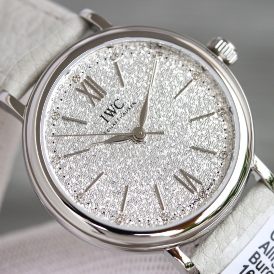 IWC(アイ・ダブリュー・シー) ポートフィーノ 34mm レディース機械式 新作入荷 世界的に有名なIWCポートフィーノのエレガントなデザインが、34mmのコンパクトケースでさらに女性的で上品な雰囲気に。華奢な手首にぴったりで、抜群の着け心地を実現。 スイス製ETA 2892(IWC独自名称:35111)または9015を搭載したフルオートマティック機械式ムーブメント。信頼性と精度に優れた機構です。アンチグレアサファイアクリスタルガラス**(反射防止コーティング) アメリカンクロコダイル革ストラップ** IWC(アイ・ダブリュー・シー) ポートフィーノ 34mm レディース機械式 新作入荷 世界的に有名なIWCポートフィーノのエレガントなデザインが、34mmのコンパクトケースでさらに女性的で上品な雰囲気に。華奢な手首にぴったりで、抜群の着け心地を実現。 スイス製ETA 2892(IWC独自名称:35111)または9015を搭載したフルオートマティック機械式ムーブメント。信頼性と精度に優れた機構です。アンチグレアサファイアクリスタルガラス**(反射防止コーティング) アメリカンクロコダイル革ストラップ**