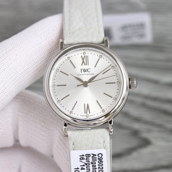 IWC(アイ・ダブリュー・シー) ポートフィーノ 34mm レディース機械式 新作入荷 世界的に有名なIWCポートフィーノのエレガントなデザインが、34mmのコンパクトケースでさらに女性的で上品な雰囲気に。華奢な手首にぴったりで、抜群の着け心地を実現。 スイス製ETA 2892(IWC独自名称:35111)または9015を搭載したフルオートマティック機械式ムーブメント。信頼性と精度に優れた機構です。アンチグレアサファイアクリスタルガラス**(反射防止コーティング) アメリカンクロコダイル革ストラップ** IWC(アイ・ダブリュー・シー) ポートフィーノ 34mm レディース機械式 新作入荷 世界的に有名なIWCポートフィーノのエレガントなデザインが、34mmのコンパクトケースでさらに女性的で上品な雰囲気に。華奢な手首にぴったりで、抜群の着け心地を実現。 スイス製ETA 2892(IWC独自名称:35111)または9015を搭載したフルオートマティック機械式ムーブメント。信頼性と精度に優れた機構です。アンチグレアサファイアクリスタルガラス**(反射防止コーティング) アメリカンクロコダイル革ストラップ**