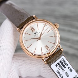 IWC（アイ・ダブリュー・シー） ポートフィーノ 34mm レディース機械式 新作入荷 世界的に有名なIWCポートフィーノのエレガントなデザインが、34mmのコンパクトケースでさらに女性的で上品な雰囲気に。華奢な手首にぴったりで、抜群の着け心地を実現。  スイス製ETA 2892（IWC独自名称：35111）または9015を搭載したフルオートマティック機械式ムーブメント。信頼性と精度に優れた機構です。アンチグレアサファイアクリスタルガラス（反射防止コーティング） アメリカンクロコダイル革ストラップ**（高