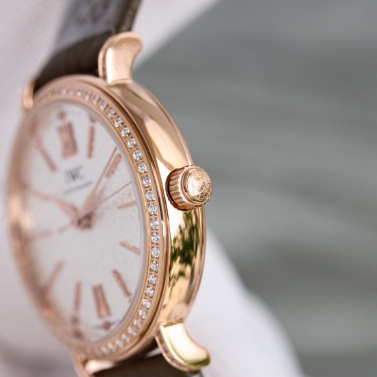 IWC(アイ・ダブリュー・シー) ポートフィーノ 34mm レディース機械式 新作入荷 世界的に有名なIWCポートフィーノのエレガントなデザインが、34mmのコンパクトケースでさらに女性的で上品な雰囲気に。華奢な手首にぴったりで、抜群の着け心地を実現。 スイス製ETA 2892(IWC独自名称:35111)または9015を搭載したフルオートマティック機械式ムーブメント。信頼性と精度に優れた機構です。アンチグレアサファイアクリスタルガラス(反射防止コーティング) アメリカンクロコダイル革ストラップ**(高 IWC(アイ・ダブリュー・シー) ポートフィーノ 34mm レディース機械式 新作入荷 世界的に有名なIWCポートフィーノのエレガントなデザインが、34mmのコンパクトケースでさらに女性的で上品な雰囲気に。華奢な手首にぴったりで、抜群の着け心地を実現。 スイス製ETA 2892(IWC独自名称:35111)または9015を搭載したフルオートマティック機械式ムーブメント。信頼性と精度に優れた機構です。アンチグレアサファイアクリスタルガラス(反射防止コーティング) アメリカンクロコダイル革ストラップ**(高