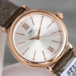 IWC（アイ・ダブリュー・シー） ポートフィーノ 34mm レディース機械式 新作入荷 世界的に有名なIWCポートフィーノのエレガントなデザインが、34mmのコンパクトケースでさらに女性的で上品な雰囲気に。華奢な手首にぴったりで、抜群の着け心地を実現。  スイス製ETA 2892（IWC独自名称：35111）または9015を搭載したフルオートマティック機械式ムーブメント。信頼性と精度に優れた機構です。アンチグレアサファイアクリスタルガラス（反射防止コーティング） アメリカンクロコダイル革ストラップ**（高