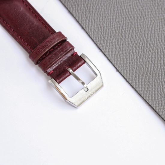 【匠の傑作】IWC(アイ・ダブリュー・シー)パイロットウォッチ新型モデルIW388101/IW388103。ステンレススチールケースは熟練の仕上げが施され、シャープで立体感のあるライン、調和の取れたカラーリングでどんなスタイルにも相性抜群。従来のパイロットウォッチよりケースサイズを41mmにコンパクト化し、現代男性ウォッチのゴールドサイズに最適化。文字盤はパイロットシリーズの伝統的なコックピット計器盤デザインを継承し、新開発のサファイアガラス裏蓋からは7750を改良した自社製ムーブメント69385型自動巻 【匠の傑作】IWC(アイ・ダブリュー・シー)パイロットウォッチ新型モデルIW388101/IW388103。ステンレススチールケースは熟練の仕上げが施され、シャープで立体感のあるライン、調和の取れたカラーリングでどんなスタイルにも相性抜群。従来のパイロットウォッチよりケースサイズを41mmにコンパクト化し、現代男性ウォッチのゴールドサイズに最適化。文字盤はパイロットシリーズの伝統的なコックピット計器盤デザインを継承し、新開発のサファイアガラス裏蓋からは7750を改良した自社製ムーブメント69385型自動巻
