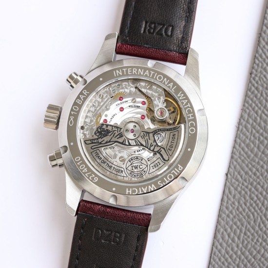 【匠の傑作】IWC(アイ・ダブリュー・シー)パイロットウォッチ新型モデルIW388101/IW388103。ステンレススチールケースは熟練の仕上げが施され、シャープで立体感のあるライン、調和の取れたカラーリングでどんなスタイルにも相性抜群。従来のパイロットウォッチよりケースサイズを41mmにコンパクト化し、現代男性ウォッチのゴールドサイズに最適化。文字盤はパイロットシリーズの伝統的なコックピット計器盤デザインを継承し、新開発のサファイアガラス裏蓋からは7750を改良した自社製ムーブメント69385型自動巻 【匠の傑作】IWC(アイ・ダブリュー・シー)パイロットウォッチ新型モデルIW388101/IW388103。ステンレススチールケースは熟練の仕上げが施され、シャープで立体感のあるライン、調和の取れたカラーリングでどんなスタイルにも相性抜群。従来のパイロットウォッチよりケースサイズを41mmにコンパクト化し、現代男性ウォッチのゴールドサイズに最適化。文字盤はパイロットシリーズの伝統的なコックピット計器盤デザインを継承し、新開発のサファイアガラス裏蓋からは7750を改良した自社製ムーブメント69385型自動巻