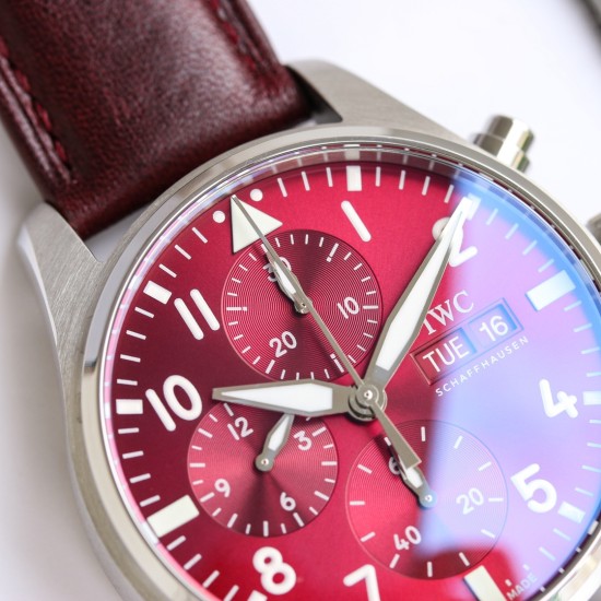 【匠の傑作】IWC(アイ・ダブリュー・シー)パイロットウォッチ新型モデルIW388101/IW388103。ステンレススチールケースは熟練の仕上げが施され、シャープで立体感のあるライン、調和の取れたカラーリングでどんなスタイルにも相性抜群。従来のパイロットウォッチよりケースサイズを41mmにコンパクト化し、現代男性ウォッチのゴールドサイズに最適化。文字盤はパイロットシリーズの伝統的なコックピット計器盤デザインを継承し、新開発のサファイアガラス裏蓋からは7750を改良した自社製ムーブメント69385型自動巻 【匠の傑作】IWC(アイ・ダブリュー・シー)パイロットウォッチ新型モデルIW388101/IW388103。ステンレススチールケースは熟練の仕上げが施され、シャープで立体感のあるライン、調和の取れたカラーリングでどんなスタイルにも相性抜群。従来のパイロットウォッチよりケースサイズを41mmにコンパクト化し、現代男性ウォッチのゴールドサイズに最適化。文字盤はパイロットシリーズの伝統的なコックピット計器盤デザインを継承し、新開発のサファイアガラス裏蓋からは7750を改良した自社製ムーブメント69385型自動巻