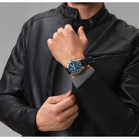 【匠の傑作】IWC(アイ・ダブリュー・シー)パイロットウォッチ新型モデルIW388101/IW388103。ステンレススチールケースは熟練の仕上げが施され、シャープで立体感のあるライン、調和の取れたカラーリングでどんなスタイルにも相性抜群。従来のパイロットウォッチよりケースサイズを41mmにコンパクト化し、現代男性ウォッチのゴールドサイズに最適化。文字盤はパイロットシリーズの伝統的なコックピット計器盤デザインを継承し、新開発のサファイアガラス裏蓋からは7750を改良した自社製ムーブメント69385型自動巻 【匠の傑作】IWC(アイ・ダブリュー・シー)パイロットウォッチ新型モデルIW388101/IW388103。ステンレススチールケースは熟練の仕上げが施され、シャープで立体感のあるライン、調和の取れたカラーリングでどんなスタイルにも相性抜群。従来のパイロットウォッチよりケースサイズを41mmにコンパクト化し、現代男性ウォッチのゴールドサイズに最適化。文字盤はパイロットシリーズの伝統的なコックピット計器盤デザインを継承し、新開発のサファイアガラス裏蓋からは7750を改良した自社製ムーブメント69385型自動巻