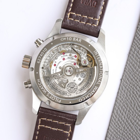 【匠の傑作】IWC(アイ・ダブリュー・シー)パイロットウォッチ新型モデルIW388101/IW388103。ステンレススチールケースは熟練の仕上げが施され、シャープで立体感のあるライン、調和の取れたカラーリングでどんなスタイルにも相性抜群。従来のパイロットウォッチよりケースサイズを41mmにコンパクト化し、現代男性ウォッチのゴールドサイズに最適化。文字盤はパイロットシリーズの伝統的なコックピット計器盤デザインを継承し、新開発のサファイアガラス裏蓋からは7750を改良した自社製ムーブメント69385型自動巻 【匠の傑作】IWC(アイ・ダブリュー・シー)パイロットウォッチ新型モデルIW388101/IW388103。ステンレススチールケースは熟練の仕上げが施され、シャープで立体感のあるライン、調和の取れたカラーリングでどんなスタイルにも相性抜群。従来のパイロットウォッチよりケースサイズを41mmにコンパクト化し、現代男性ウォッチのゴールドサイズに最適化。文字盤はパイロットシリーズの伝統的なコックピット計器盤デザインを継承し、新開発のサファイアガラス裏蓋からは7750を改良した自社製ムーブメント69385型自動巻