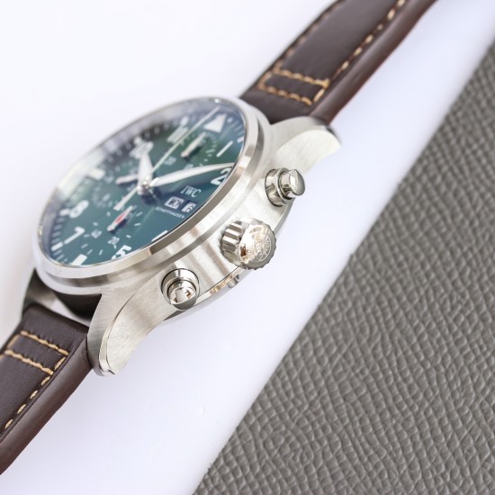 【匠の傑作】IWC(アイ・ダブリュー・シー)パイロットウォッチ新型モデルIW388101/IW388103。ステンレススチールケースは熟練の仕上げが施され、シャープで立体感のあるライン、調和の取れたカラーリングでどんなスタイルにも相性抜群。従来のパイロットウォッチよりケースサイズを41mmにコンパクト化し、現代男性ウォッチのゴールドサイズに最適化。文字盤はパイロットシリーズの伝統的なコックピット計器盤デザインを継承し、新開発のサファイアガラス裏蓋からは7750を改良した自社製ムーブメント69385型自動巻 【匠の傑作】IWC(アイ・ダブリュー・シー)パイロットウォッチ新型モデルIW388101/IW388103。ステンレススチールケースは熟練の仕上げが施され、シャープで立体感のあるライン、調和の取れたカラーリングでどんなスタイルにも相性抜群。従来のパイロットウォッチよりケースサイズを41mmにコンパクト化し、現代男性ウォッチのゴールドサイズに最適化。文字盤はパイロットシリーズの伝統的なコックピット計器盤デザインを継承し、新開発のサファイアガラス裏蓋からは7750を改良した自社製ムーブメント69385型自動巻