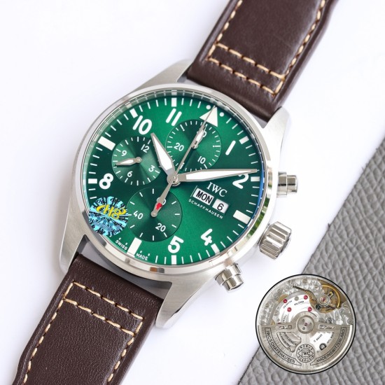 【匠の傑作】IWC(アイ・ダブリュー・シー)パイロットウォッチ新型モデルIW388101/IW388103。ステンレススチールケースは熟練の仕上げが施され、シャープで立体感のあるライン、調和の取れたカラーリングでどんなスタイルにも相性抜群。従来のパイロットウォッチよりケースサイズを41mmにコンパクト化し、現代男性ウォッチのゴールドサイズに最適化。文字盤はパイロットシリーズの伝統的なコックピット計器盤デザインを継承し、新開発のサファイアガラス裏蓋からは7750を改良した自社製ムーブメント69385型自動巻 【匠の傑作】IWC(アイ・ダブリュー・シー)パイロットウォッチ新型モデルIW388101/IW388103。ステンレススチールケースは熟練の仕上げが施され、シャープで立体感のあるライン、調和の取れたカラーリングでどんなスタイルにも相性抜群。従来のパイロットウォッチよりケースサイズを41mmにコンパクト化し、現代男性ウォッチのゴールドサイズに最適化。文字盤はパイロットシリーズの伝統的なコックピット計器盤デザインを継承し、新開発のサファイアガラス裏蓋からは7750を改良した自社製ムーブメント69385型自動巻