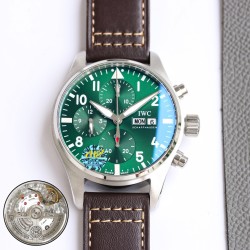 【匠の傑作】IWC（アイ・ダブリュー・シー）パイロットウォッチ新型モデルIW388101/IW388103。ステンレススチールケースは熟練の仕上げが施され、シャープで立体感のあるライン、調和の取れたカラーリングでどんなスタイルにも相性抜群。従来のパイロットウォッチよりケースサイズを41mmにコンパクト化し、現代男性ウォッチのゴールドサイズに最適化。文字盤はパイロットシリーズの伝統的なコックピット計器盤デザインを継承し、新開発のサファイアガラス裏蓋からは7750を改良した自社製ムーブメント69385型自動巻